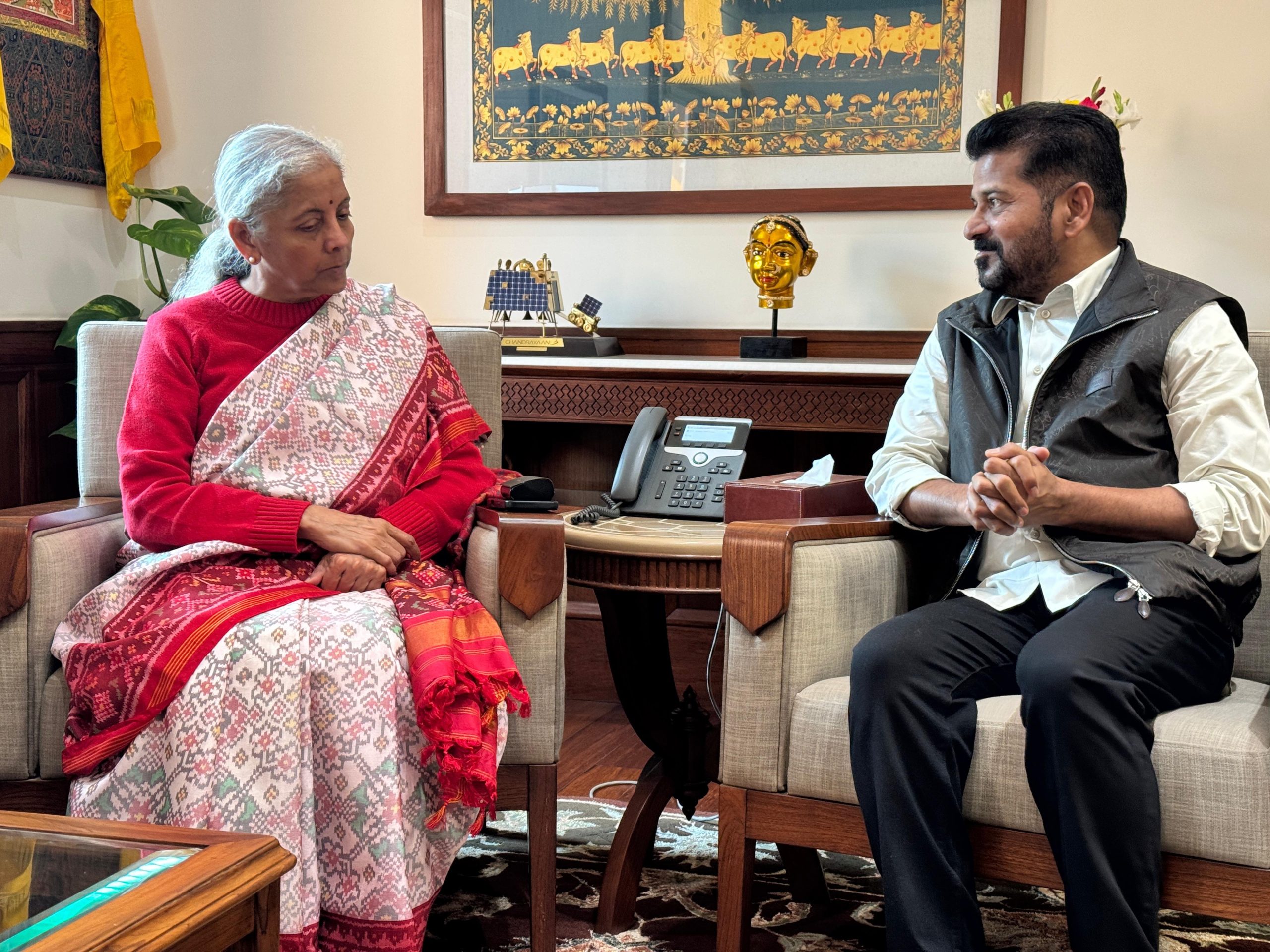 दिल्ली में केंद्रीय मंत्रियों से चर्चा करते सीएम रेवंत रेड्डी