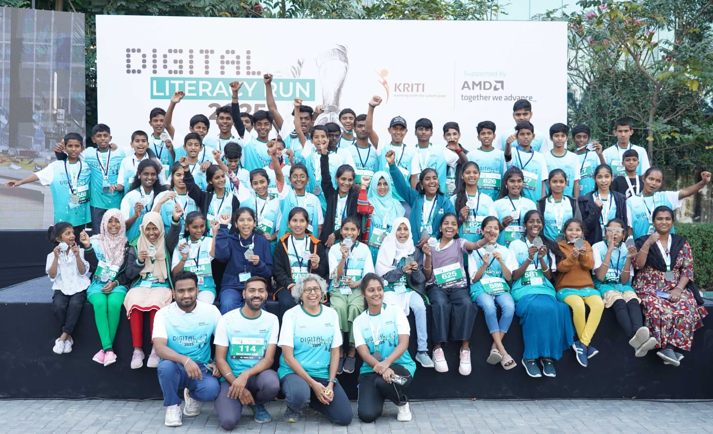 टी-वर्क्स में डिजिटल साक्षरता रन में भाग लेते युवा प्रतिभागी