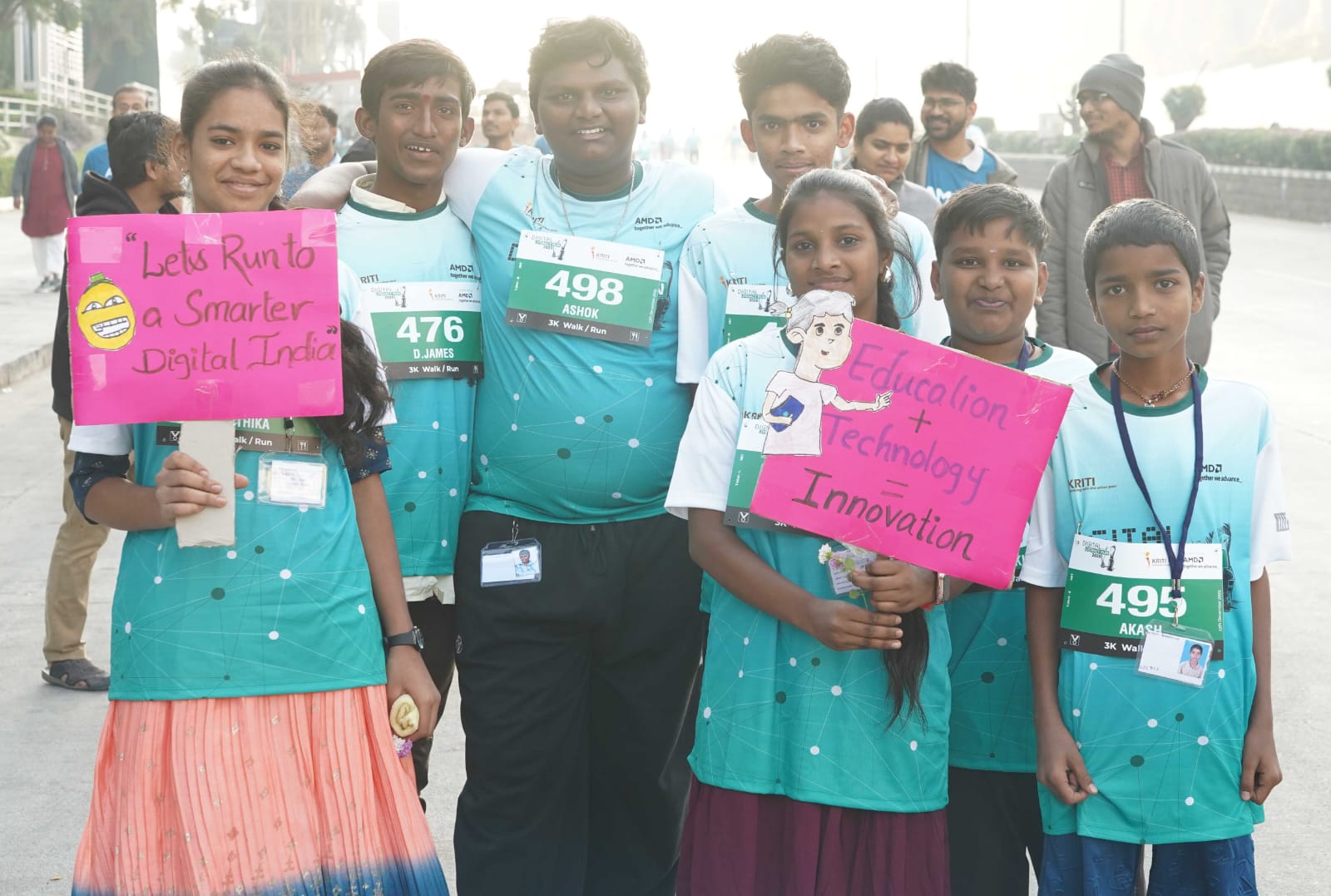 टी-वर्क्स में डिजिटल साक्षरता रन में भाग लेते युवा प्रतिभागी