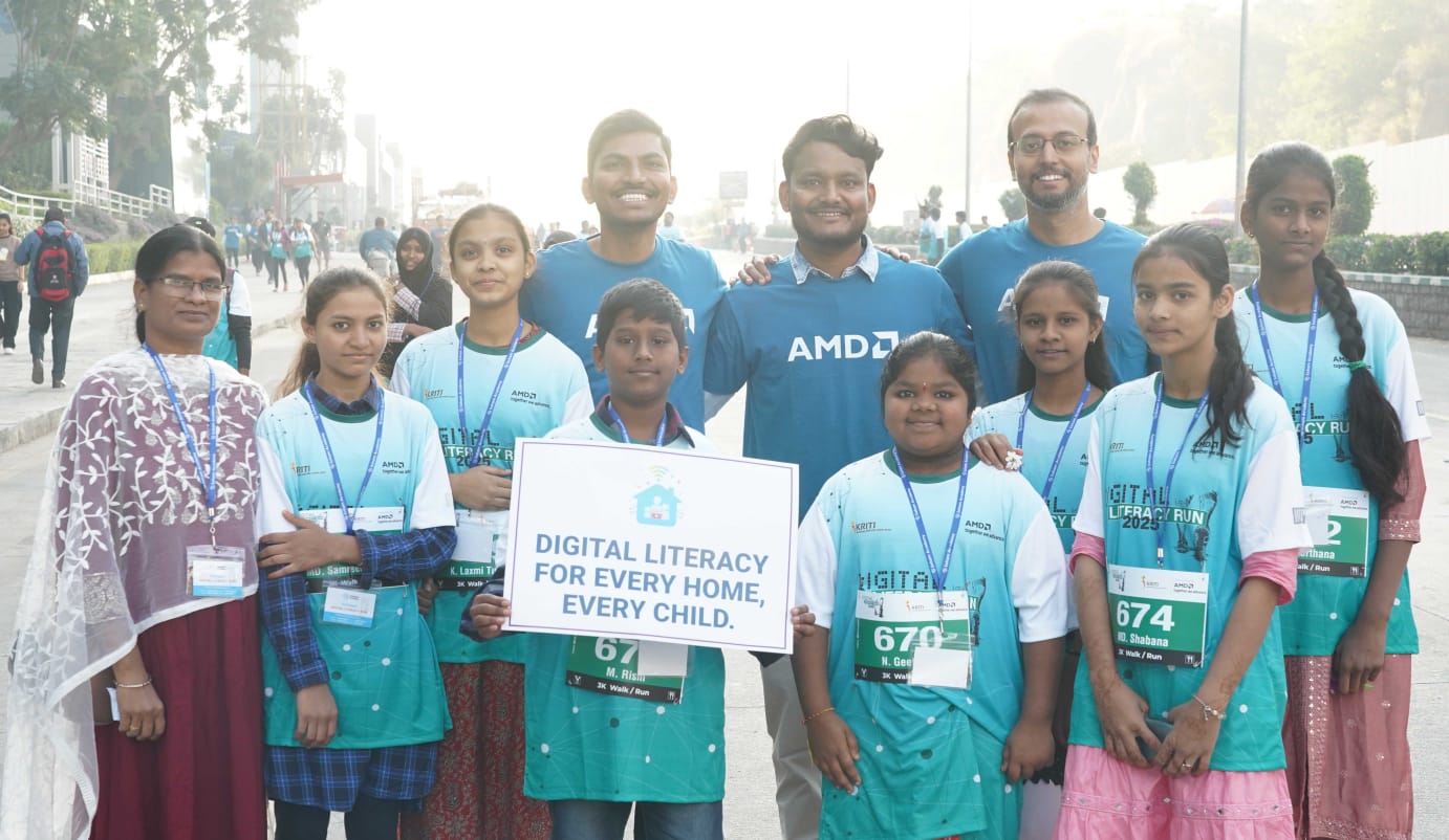 टी-वर्क्स में डिजिटल साक्षरता रन में भाग लेते युवा प्रतिभागी
