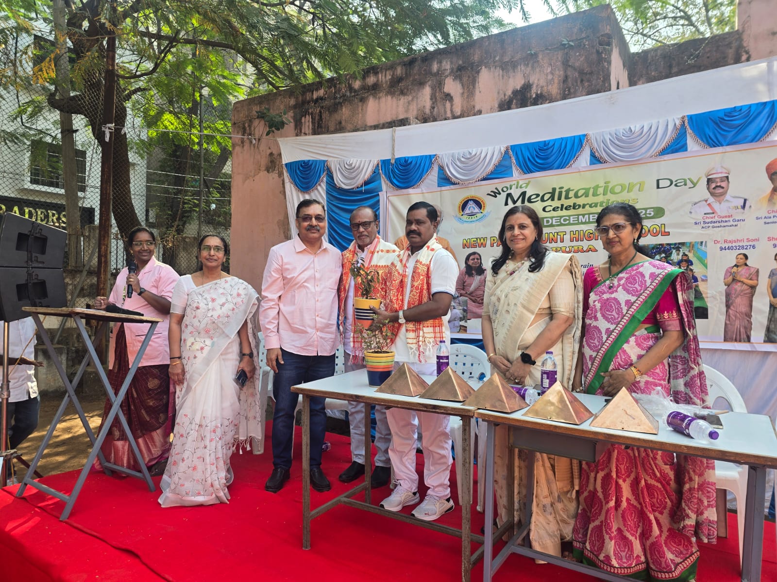 विश्व ध्यान दिवस में छात्रों के ध्यान सत्र की तस्वीर