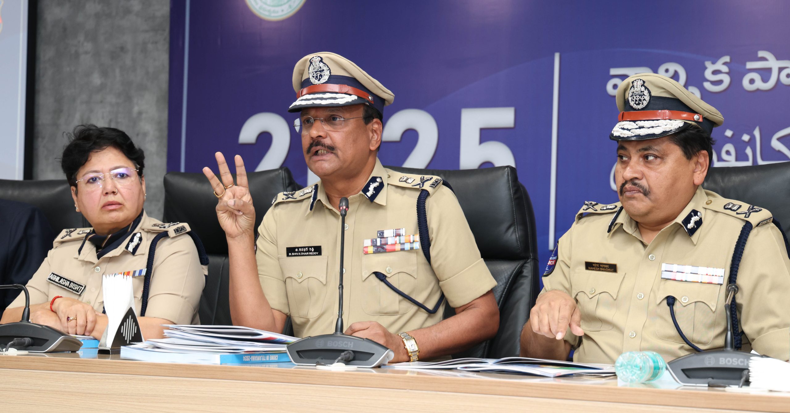 तेलंगाना पुलिस अधिकारी वार्षिक अपराध समीक्षा बैठक में