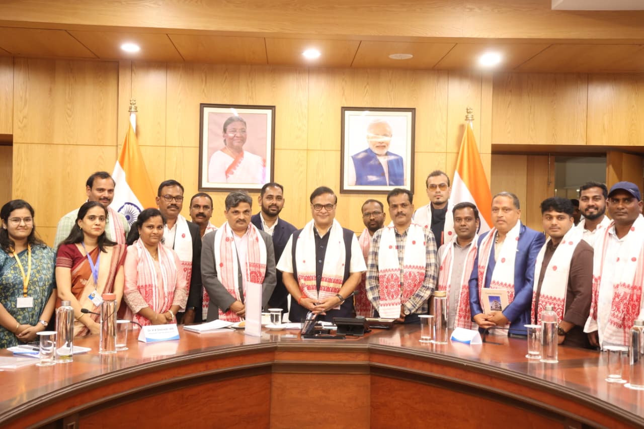 मुख्यमंत्री हिमंत बिस्वा सरमा पत्रकारों से चर्चा करते हुए