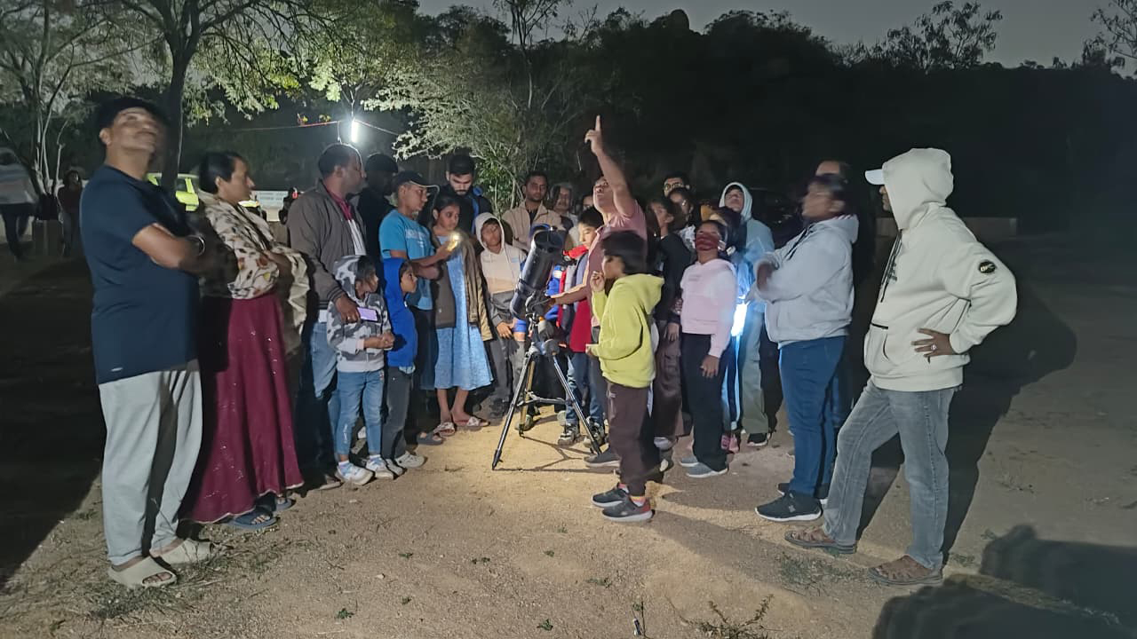 हैदराबाद वन क्षेत्र में खगोल जागरूकता कार्यक्रम में तारों का अवलोकन