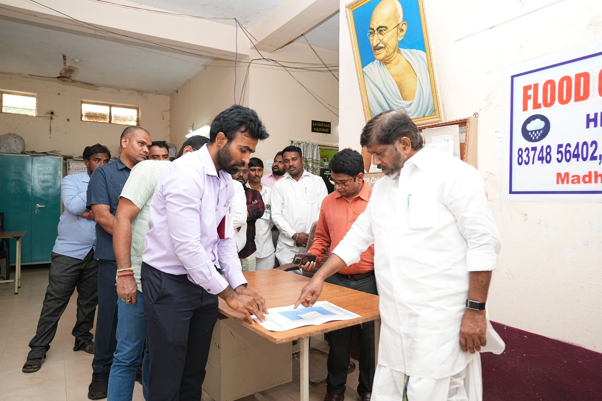 भट्टी विक्रमार्का ग्राम पंचायत चुनाव में जनता को संबोधित करते हुए