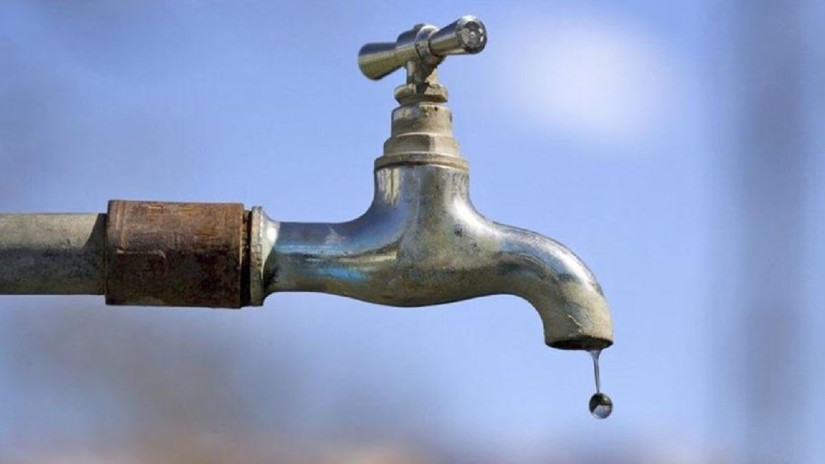 हैदराबाद में पेयजल आपूर्ति बाधा और मरम्मत कार्य का दृश्य