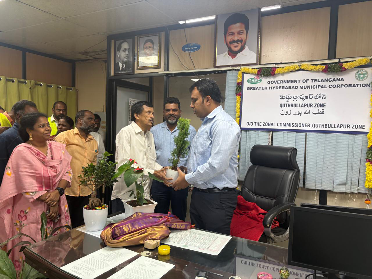जीएचएमसी के नए ज़ोनल आयुक्त पदभार ग्रहण करते हुए