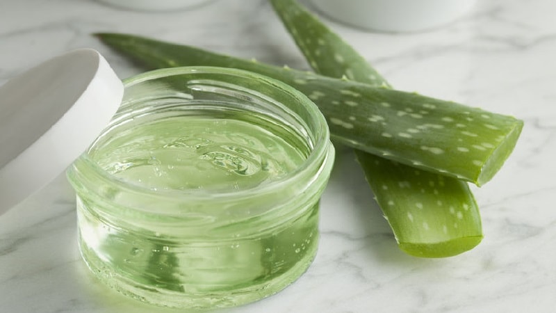 2. एलोवेरा जेल (Aloe Vera Gel)