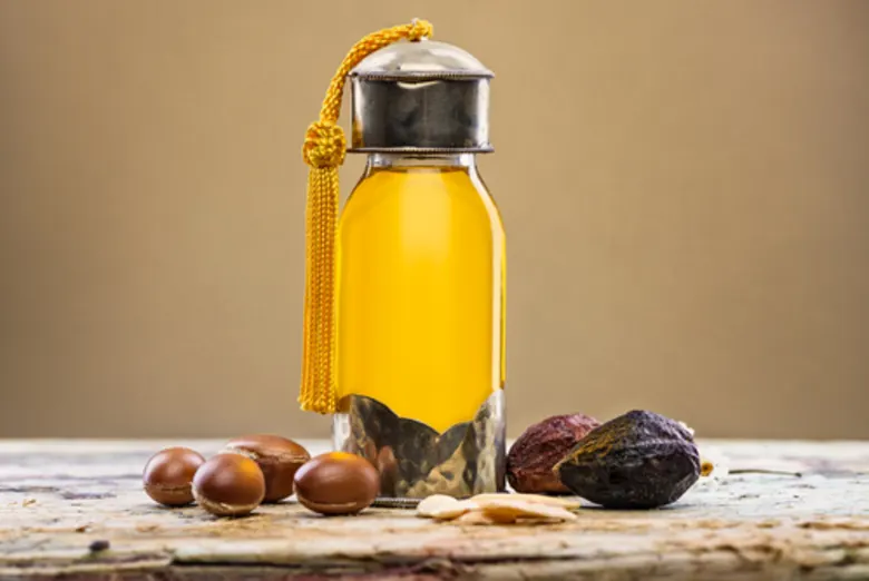 आर्गन तेल (Argan Oil): परिपक्व और बहुत सूखी त्वचा के लिए