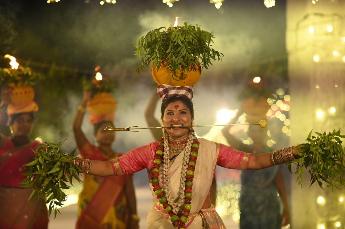 बतुकम्मा और बोनालु गीत (Bathukamma & Bonalu Songs)