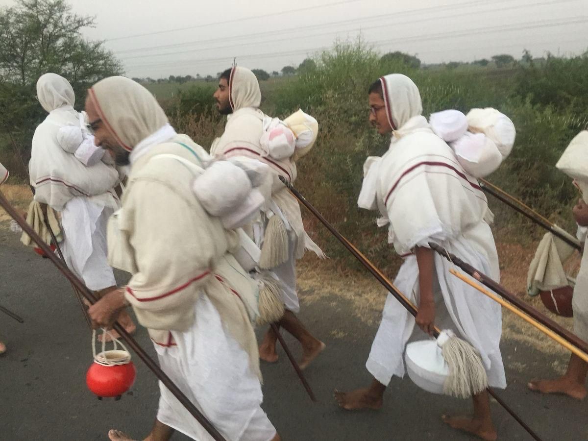 चातुर्मास के बाद विहार करते जैन साधु गुरुभगवंत