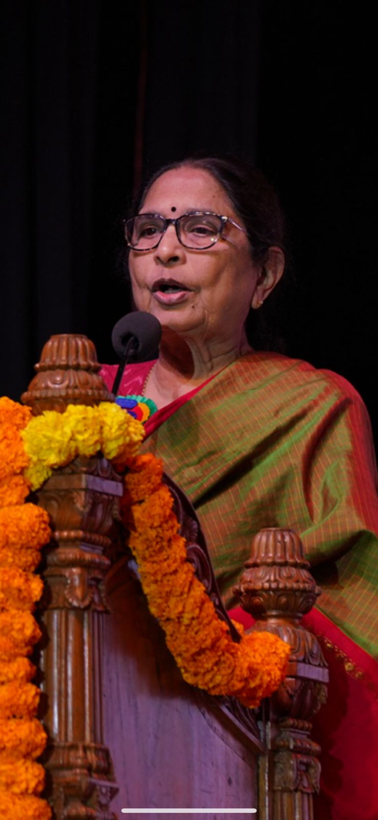 वार्षिक समारोह में बच्चों को संबोधित करती पद्मश्री शांता सिन्हा