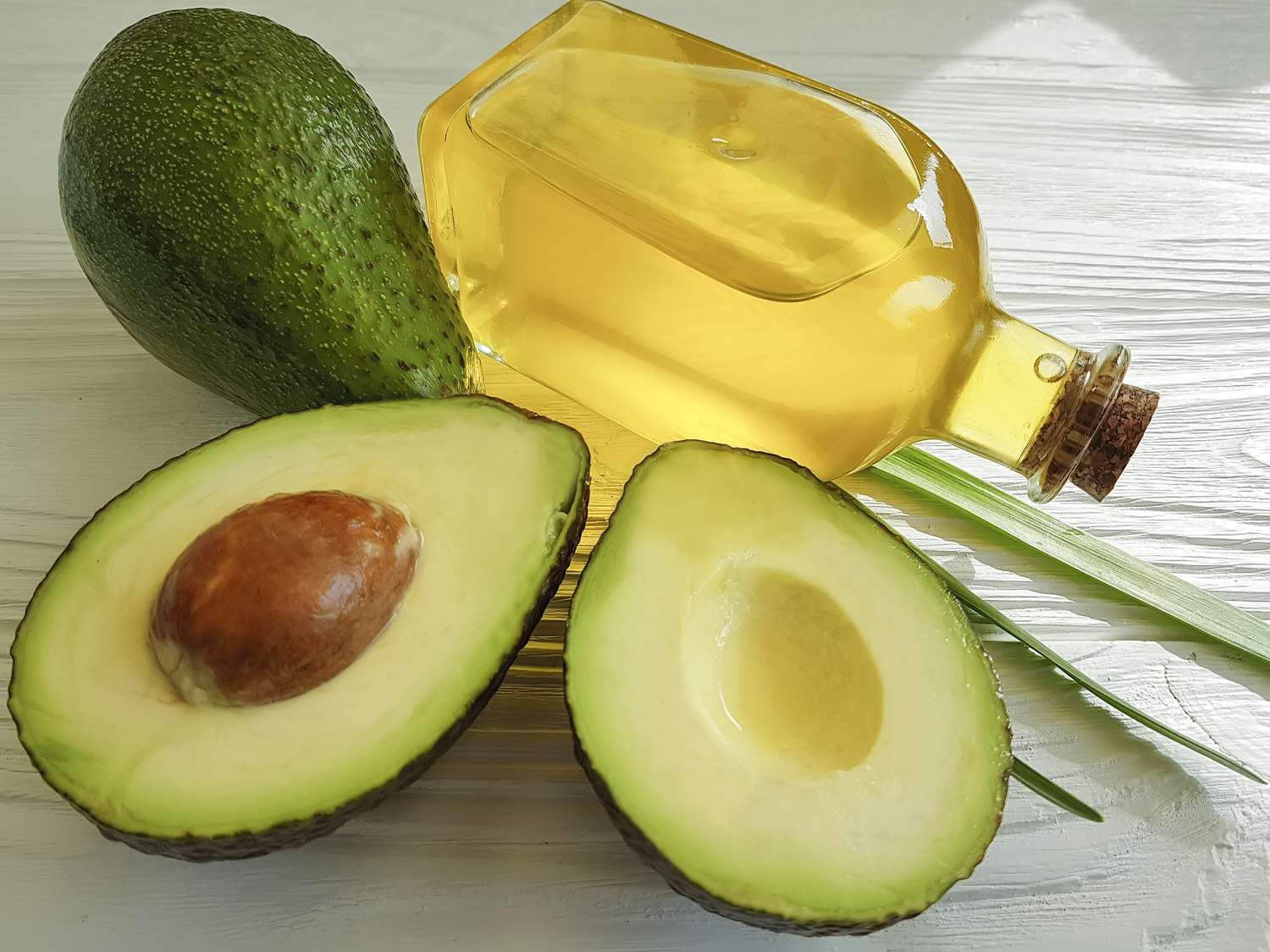 एवोकैडो तेल (Avocado Oil): बहुत सख्त और खुरदरी त्वचा के लिए