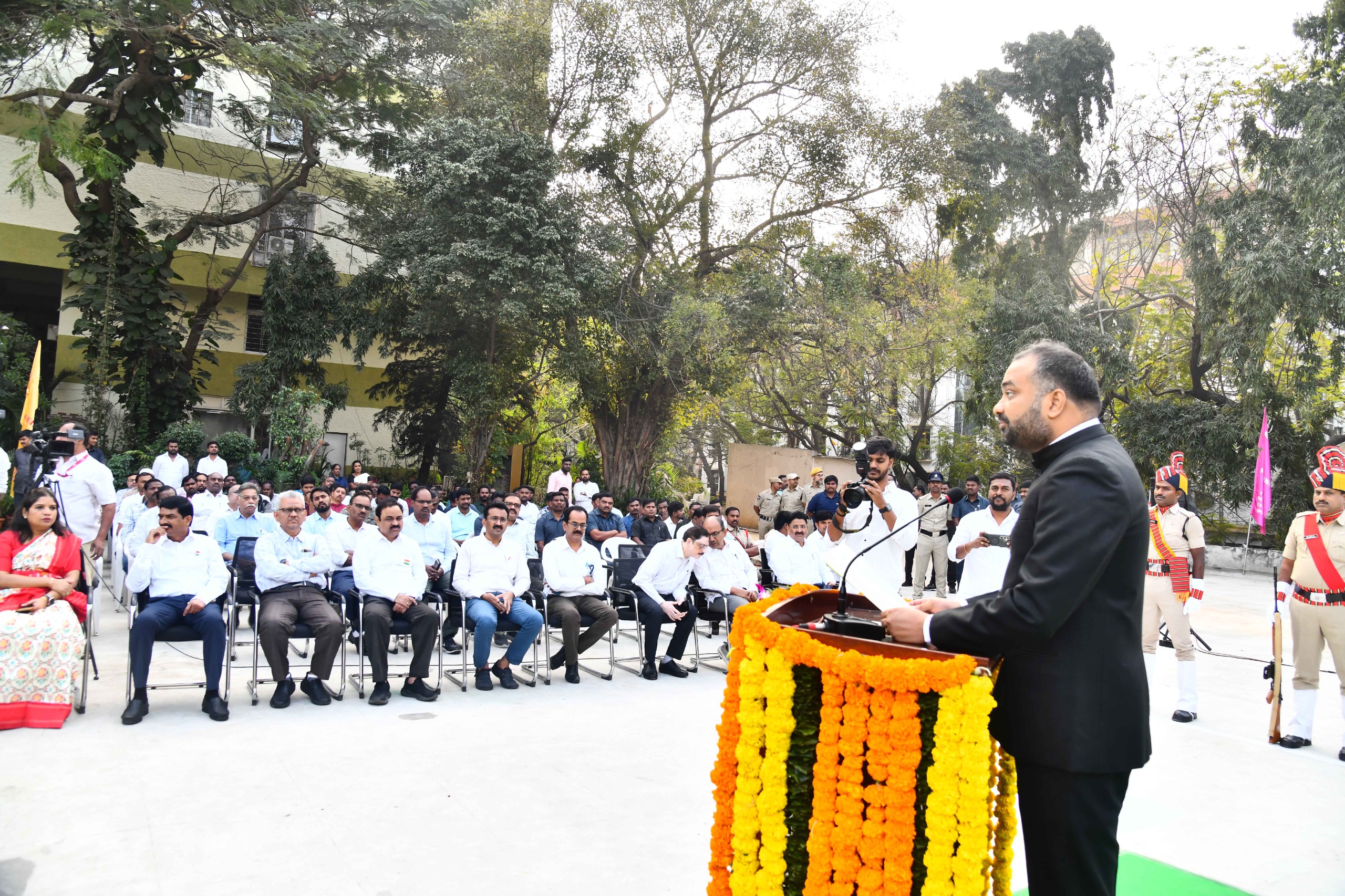 जीएचएमसी मुख्यालय में आयोजित 77वें गणतंत्र दिवस समारोह में उपस्थित महापौर गदवाल विजयलक्ष्मी, आयुक्त आर.वी. कर्णन व अन्य। 
