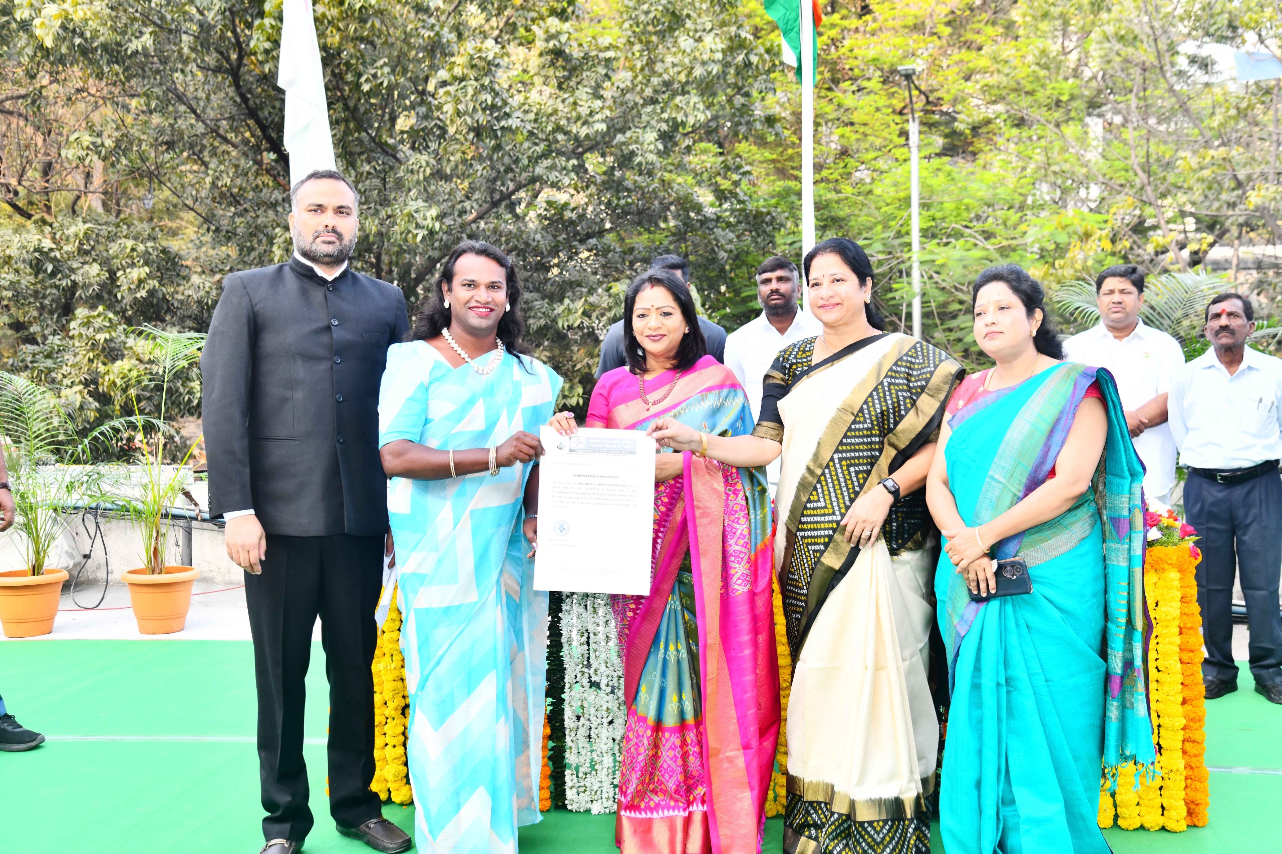 जीएचएमसी मुख्यालय में आयोजित 77वें गणतंत्र दिवस समारोह में उपस्थित महापौर गदवाल विजयलक्ष्मी, आयुक्त आर.वी. कर्णन व अन्य। 
