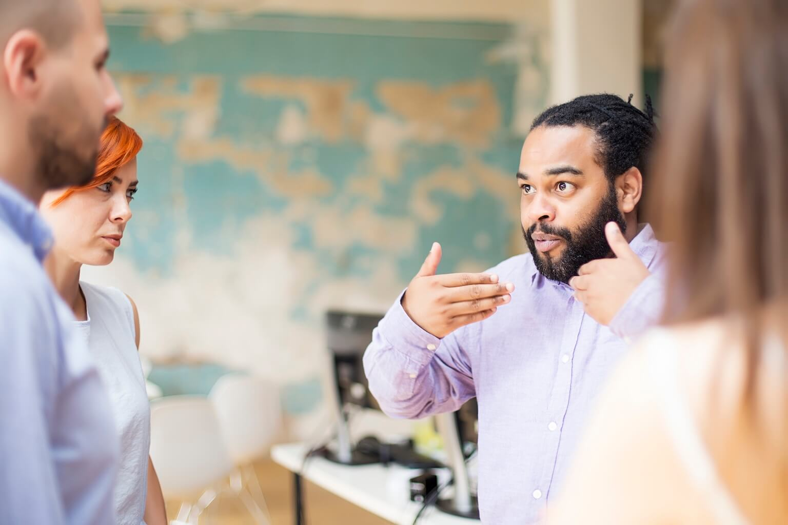 आधुनिकीकरण की आड़ में यह मानसिक बीमारी इस कदर समाज में फैल गई है कि इसे नियंत्रित करने के लिए एक मजबूत समर्थन प्रणाली की आवश्यकता है। दुनिया भर के मनोवैज्ञानिकों का मानना है कि एक व्यथित व्यक्ति को धैर्यतापूर्वक सुनने से हम उन्हें मानसिक आघात की पीड़ा से मुक्त कर सकते हैं। आज समाज में यदि सबसे ज्यादा किसी चीज़ की आवश्यकता है तो वह है 'शांतिपूर्वक किसी के दिल का हाल सुनना। हम सभी को इसका अनुभव है। हम अपना मन किसी के सामने हल्का करते हैं तो उसके बाद तनाव मुक्त महसूस करते हैं।