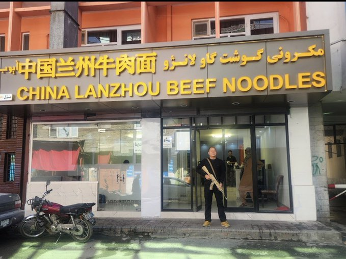 काबुल में विस्फोट के बाद सुरक्षा बल घटनास्थल पर