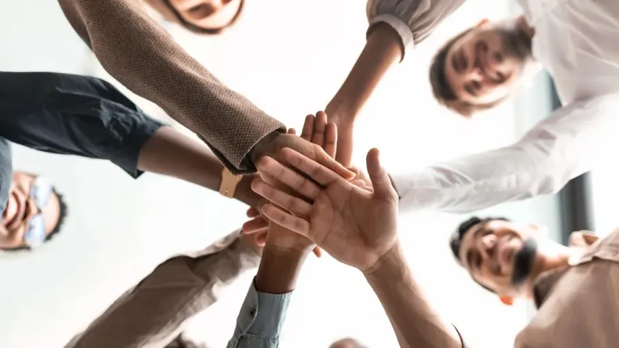 क्यों सुनना एक कौशल है और अधिक बोलना बनता है बाधा