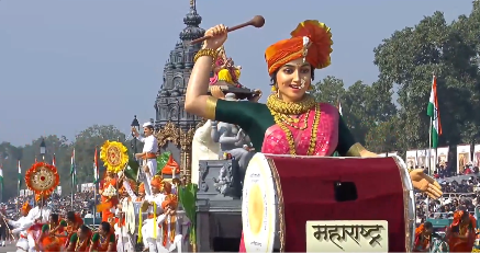 महाराष्ट्र गणेशोत्सव झांकी में पारंपरिक नृत्य और मूर्तियां