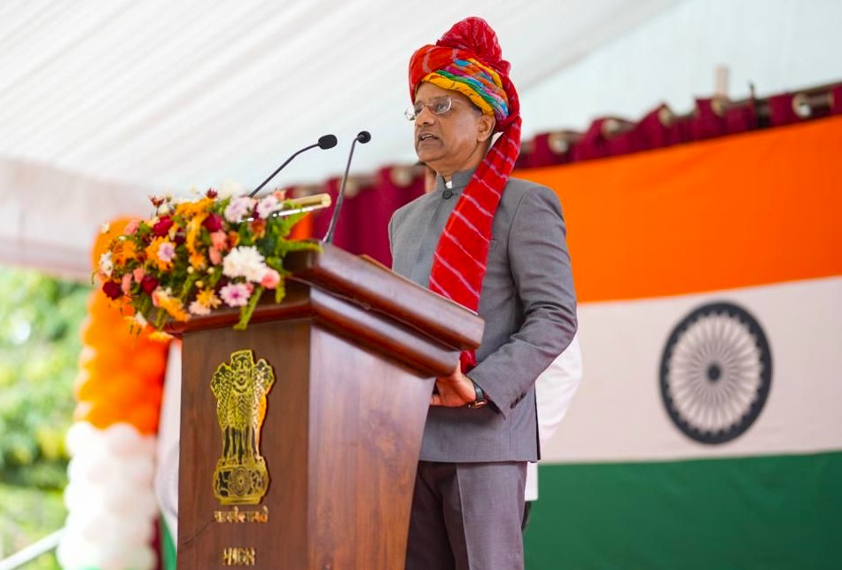 भारत का राष्ट्रीय ध्वज फहराते हुए श्रीलंका में गणतंत्र दिवस समारोह