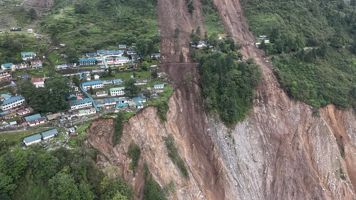 गंगटोक में सड़क निर्माण स्थल पर मिट्टी ढहने का दृश्य