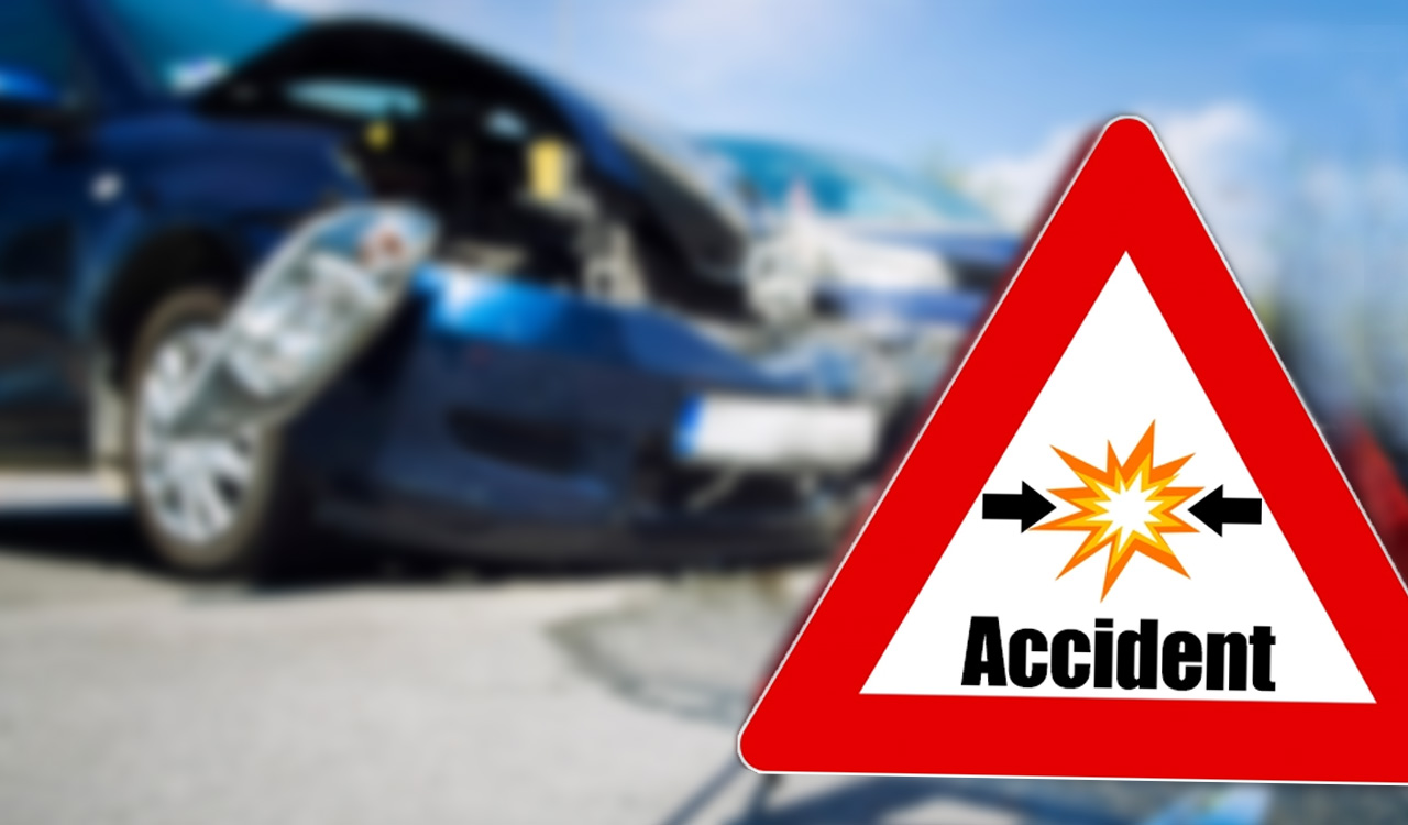 देवरिया सड़क हादसे में घायल लोग और पुलिस मौजूद