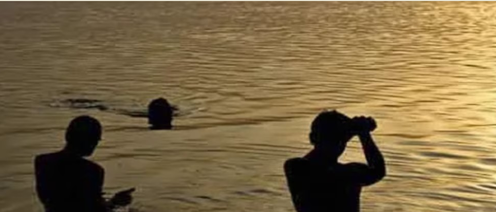 माघ मास में गंगा स्नान और सूर्य उपासना करते श्रद्धालु