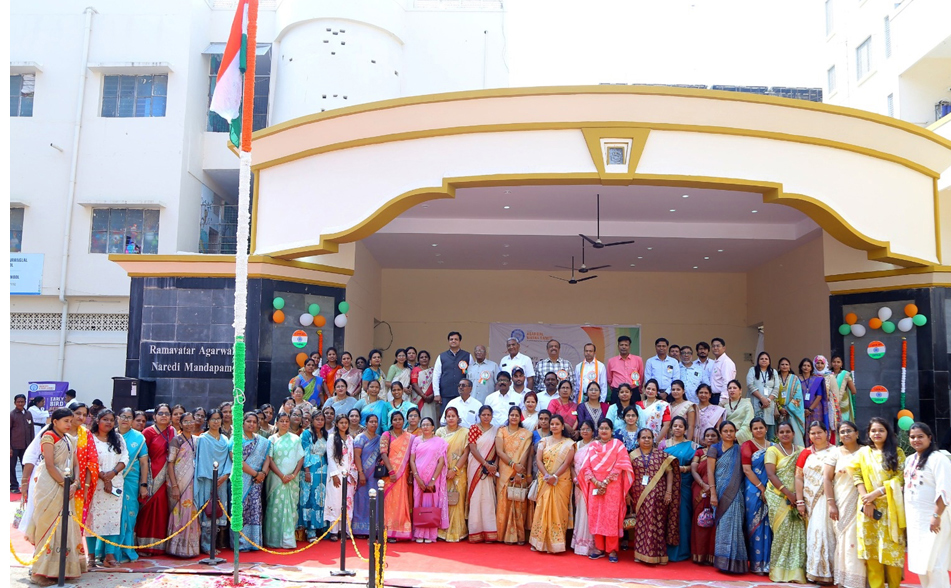 अग्रवाल शिक्षा समिति में छात्रों और कैडेट्स के साथ गणतंत्र दिवस