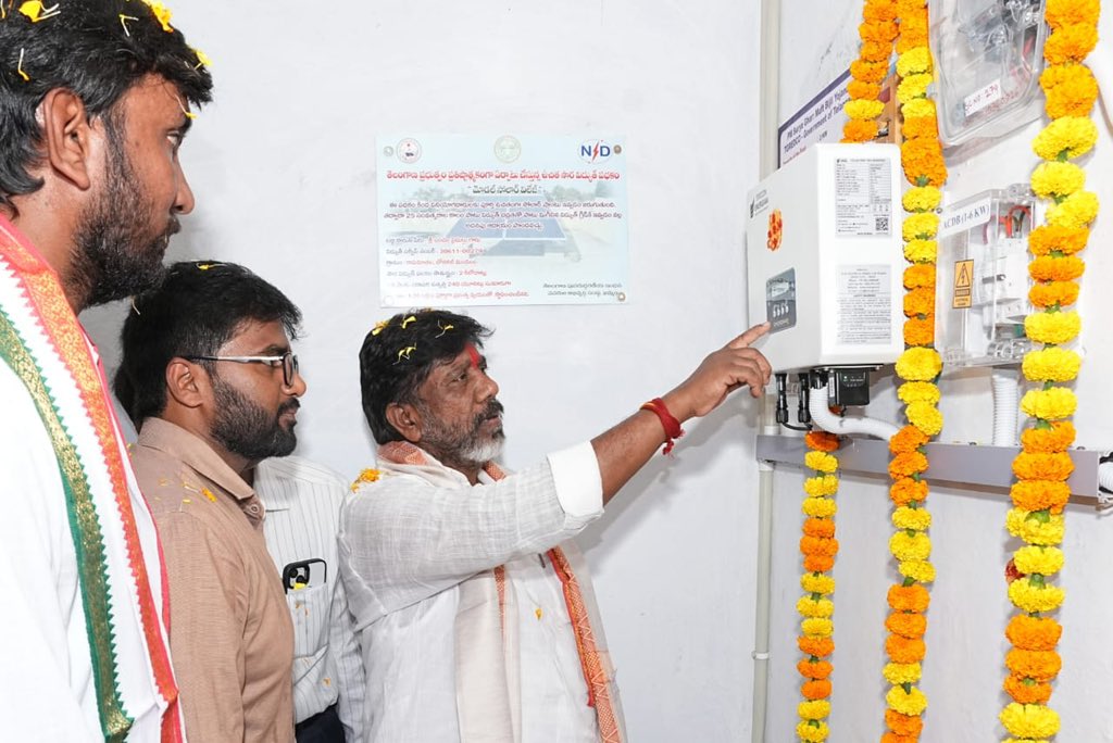 मॉडल सोलर ग्राम में सौर पैनल लगाते हुए ग्रामीण