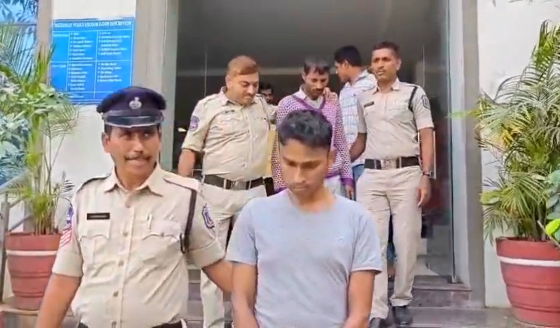 संवादाता सम्मेलन को संबोधित करते उप्पल जोन के पुलिस उपायुक्त सुरेश। 
