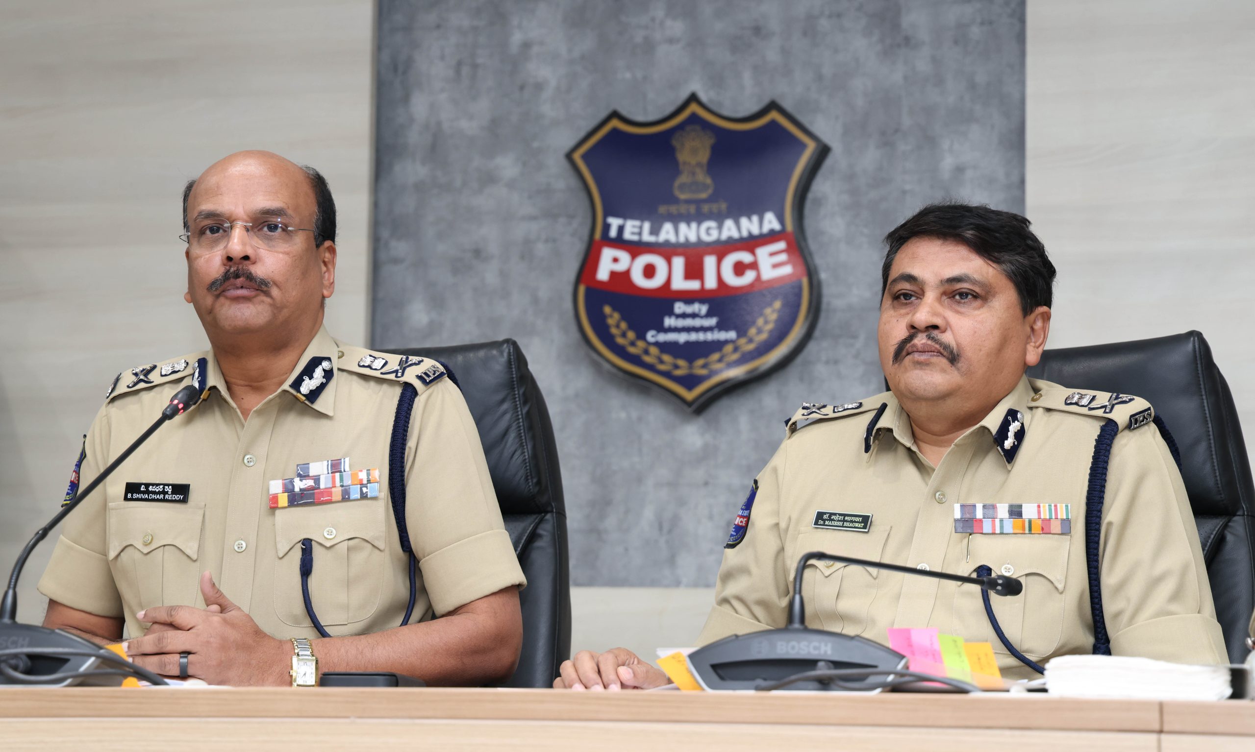 चुनाव सुरक्षा पर प्रेस कॉन्फ्रेंस करते डीजीपी शिवधर रेड्डी