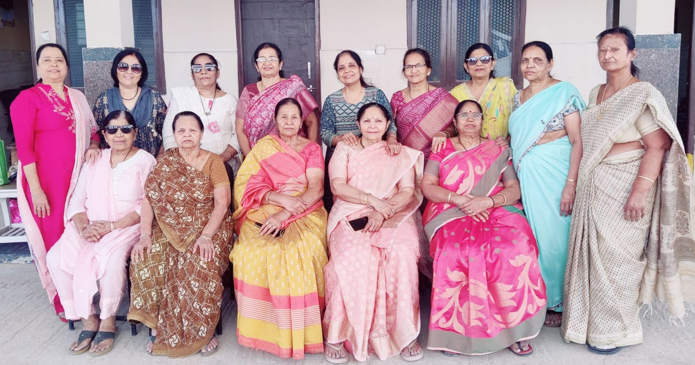 72 जिनालय जैन मंदिर में पूजा करती महिला मंडल सदस्य