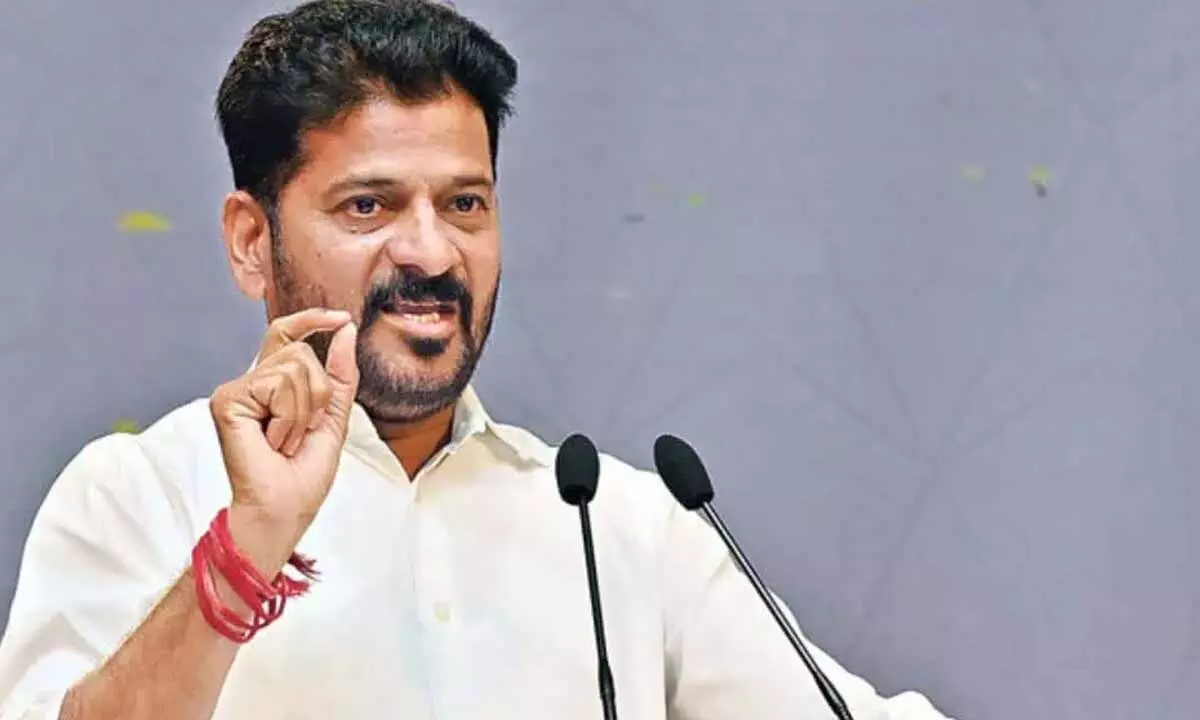 प्रशिक्षण समारोह में अधिकारियों को संबोधित करते मुख्यमंत्री