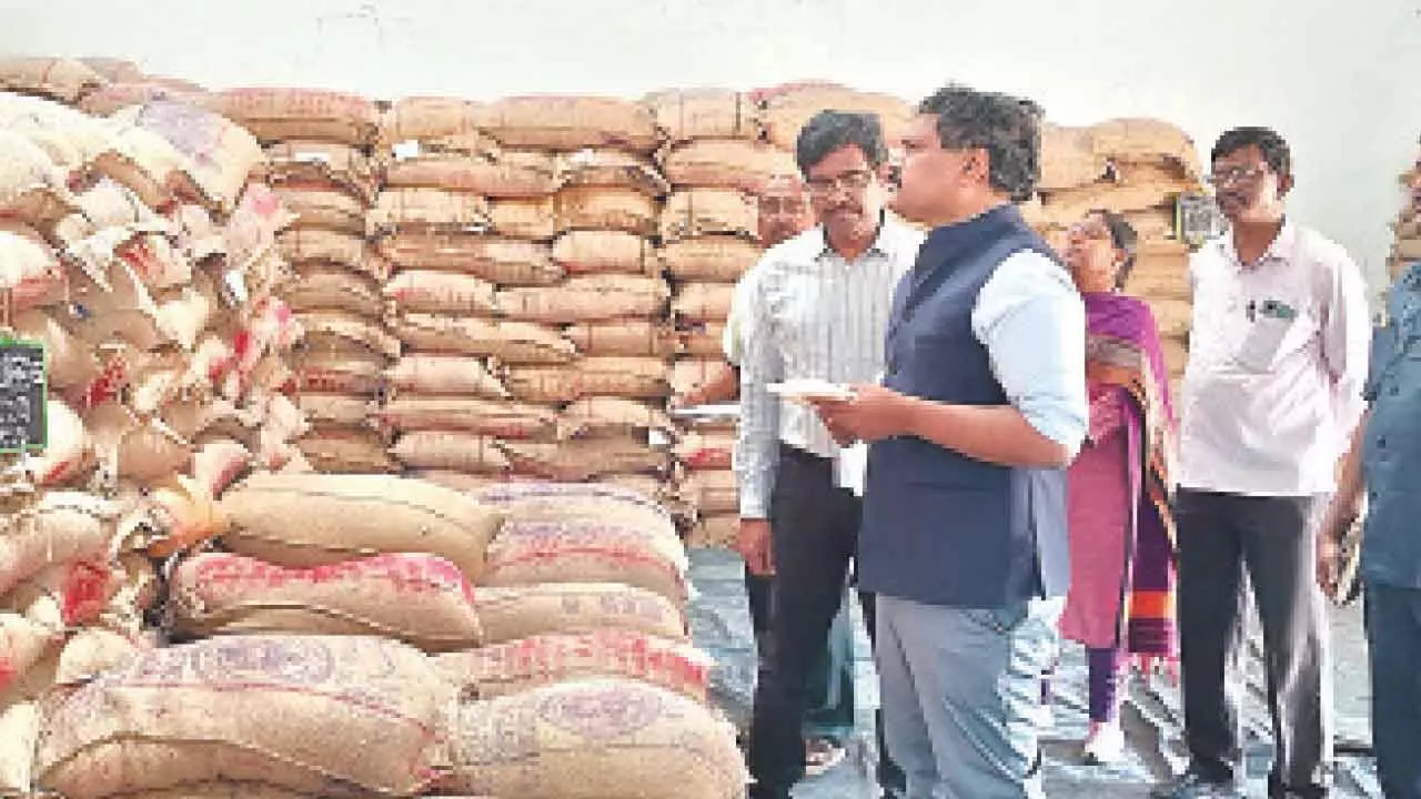 नागरिक आपूर्ति आयुक्त चावल की गुणवत्ता की समीक्षा करते हुए