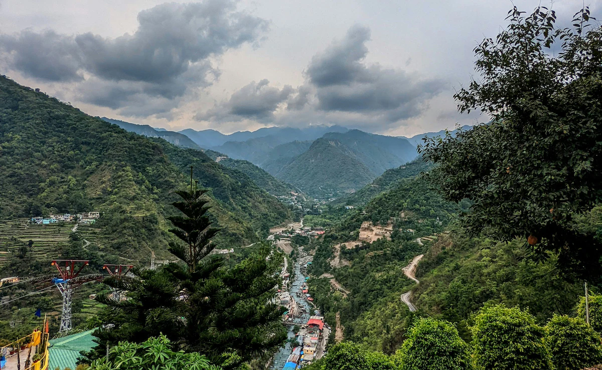 वंदे भारत एक्सप्रेस से हिमालय और घाटियों के दृश्य