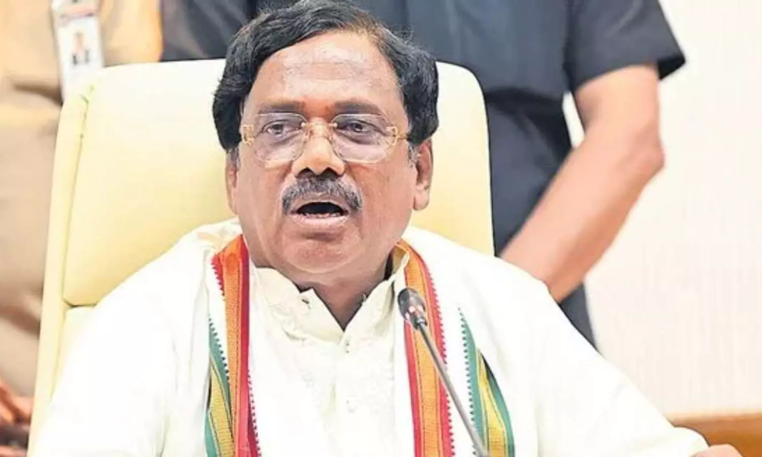 विवेक वेंकटस्वामी के काफिले पर पथराव के बाद दृश्य