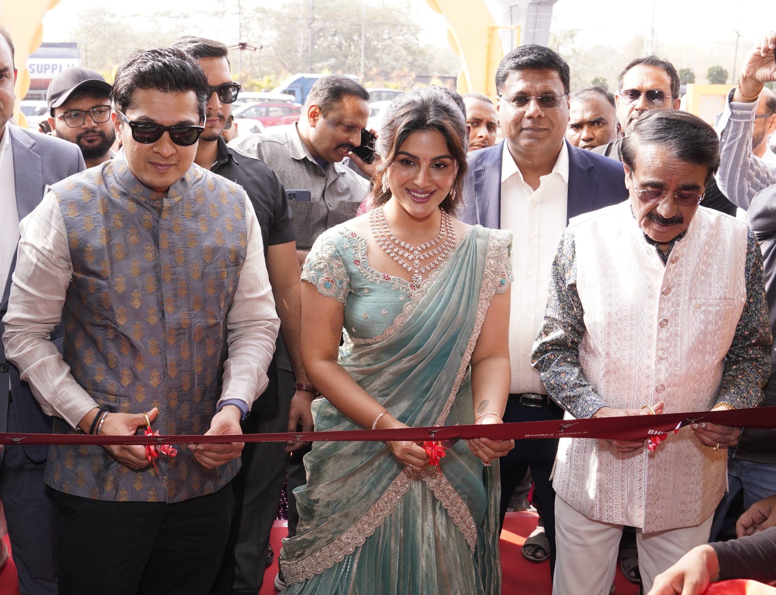 कोंडापुर में भीमा ज्वेल्स स्टोर उद्घाटन का दृश्य