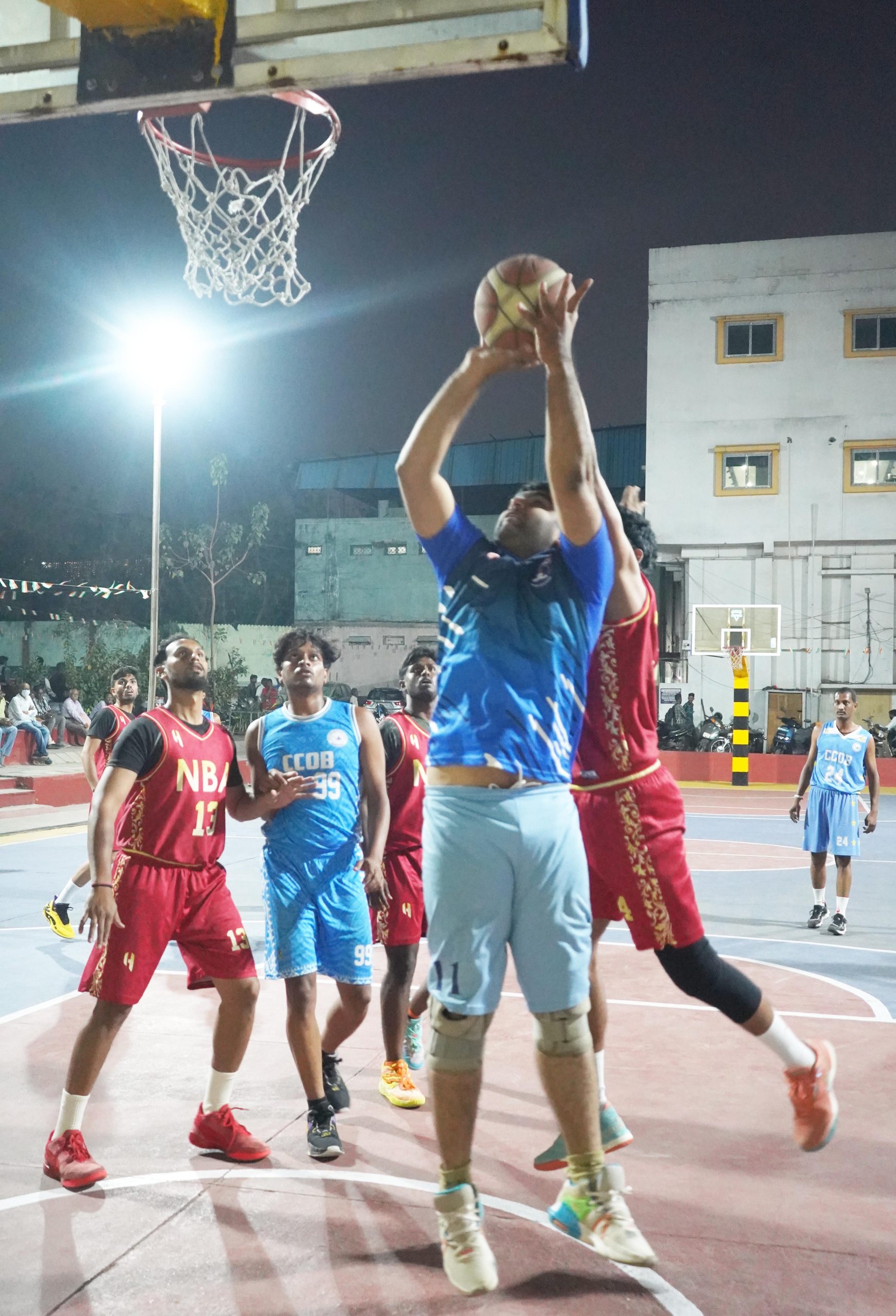 निजाम अकादमी व सीसीओबी के बीच बास्केटबाल मैच का दृश्य