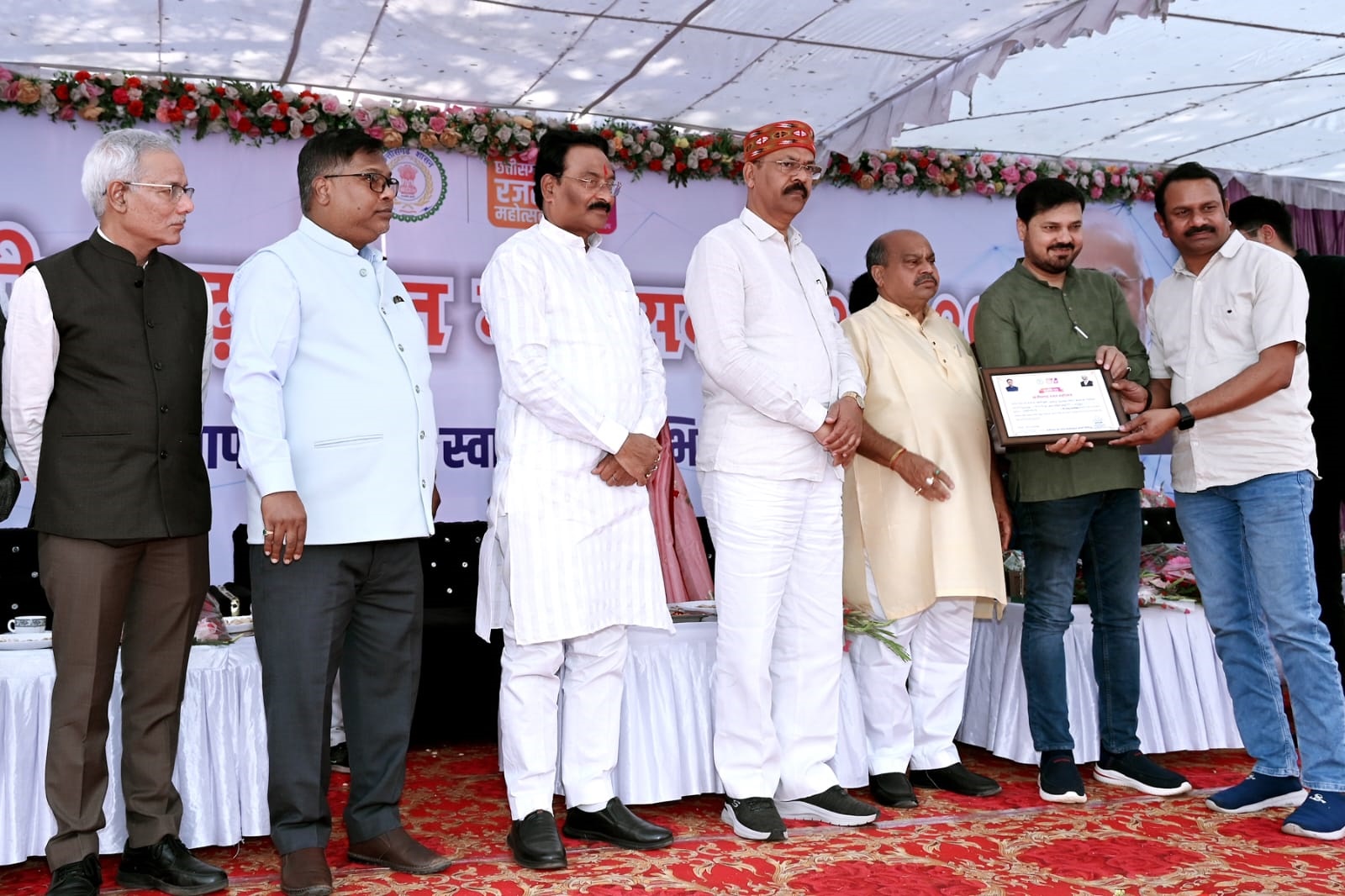 रजत महोत्सव में विद्युत उपभोक्ताओं को सम्मानित करते अतिथि