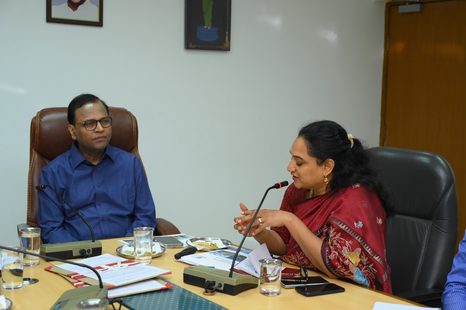 जयेश रंजन और के. रामकृष्ण राव CMC बैठक में निर्देश देते हुए