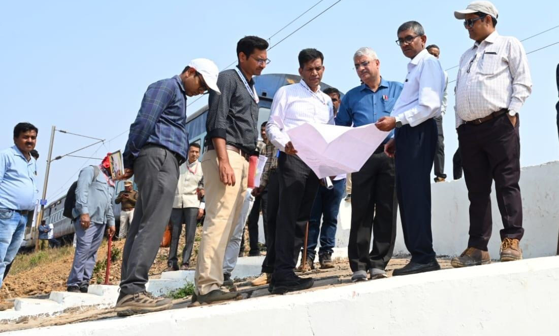 रेलवे जीएम द्वारा ट्रैक व स्टेशन निरीक्षण का दृश्य