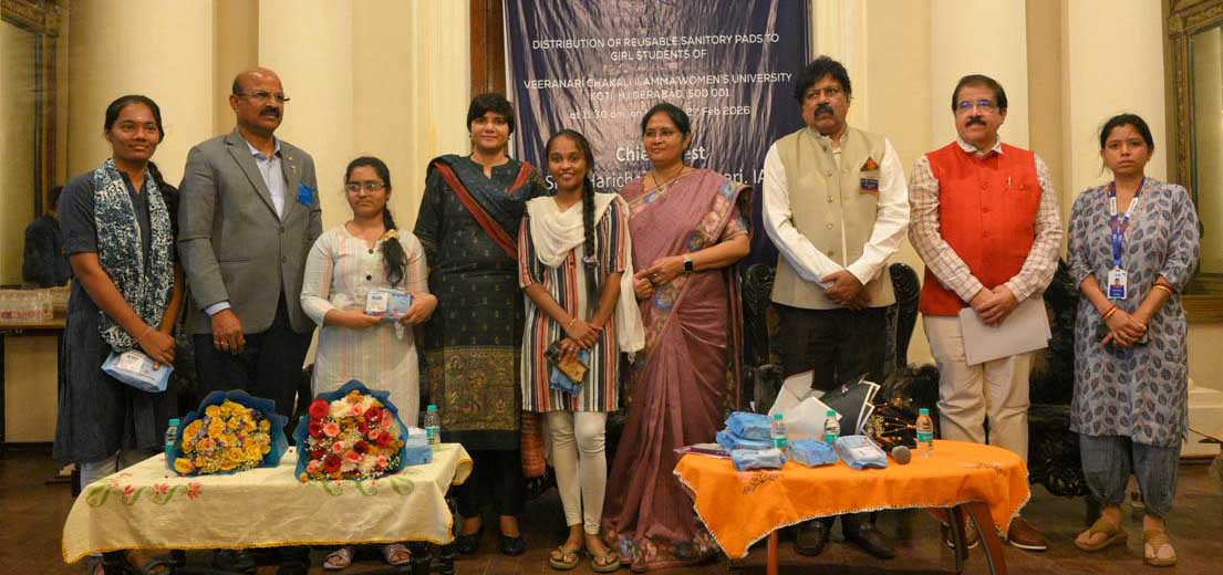 मुख्य उद्घाटन के दौरान छात्राओं को सैनिटरी पैड वितरण