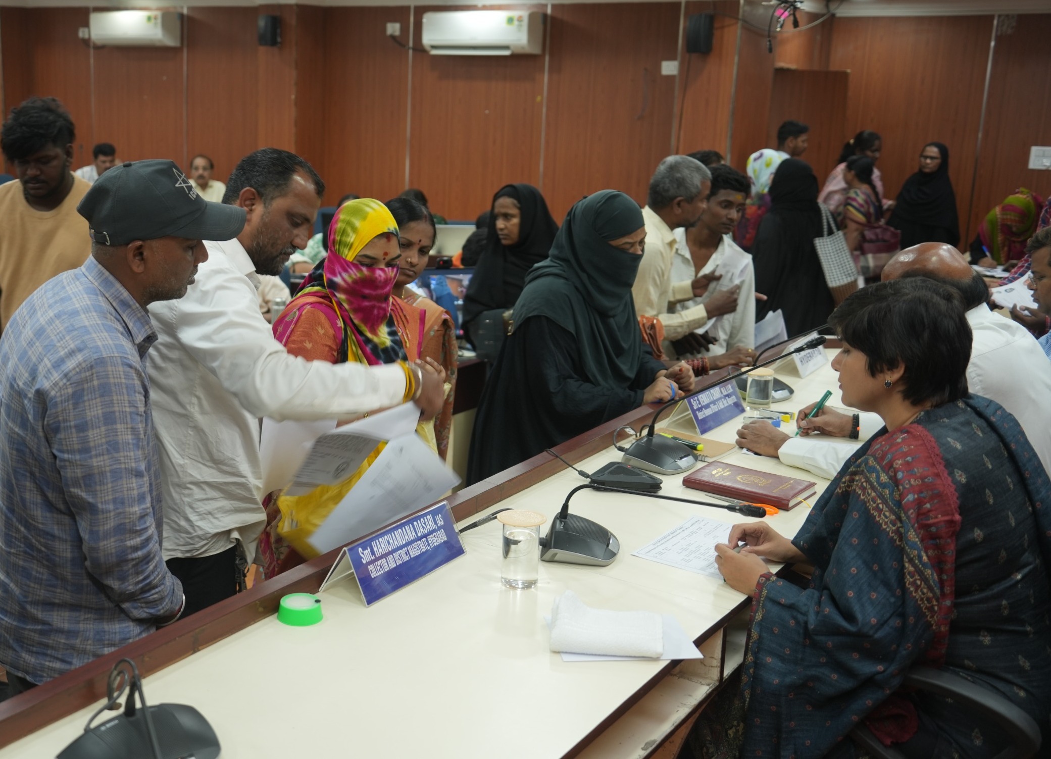 हैदराबाद कलेक्ट्रेट में प्रजावाणी कार्यक्रम के दौरान शिकायतें