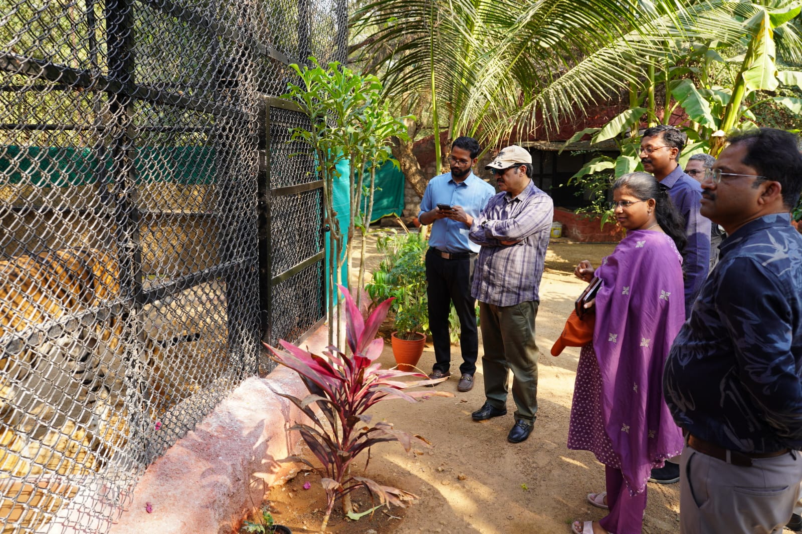 विनय कुमार नेहरू प्राणी उद्यान में निरीक्षण करते हुए