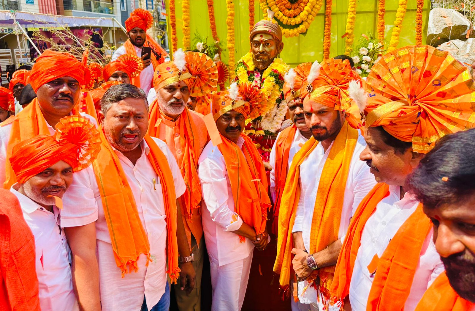 शिवाजी जयंती पर प्रतिमा अनावरण में शामिल अतिथि