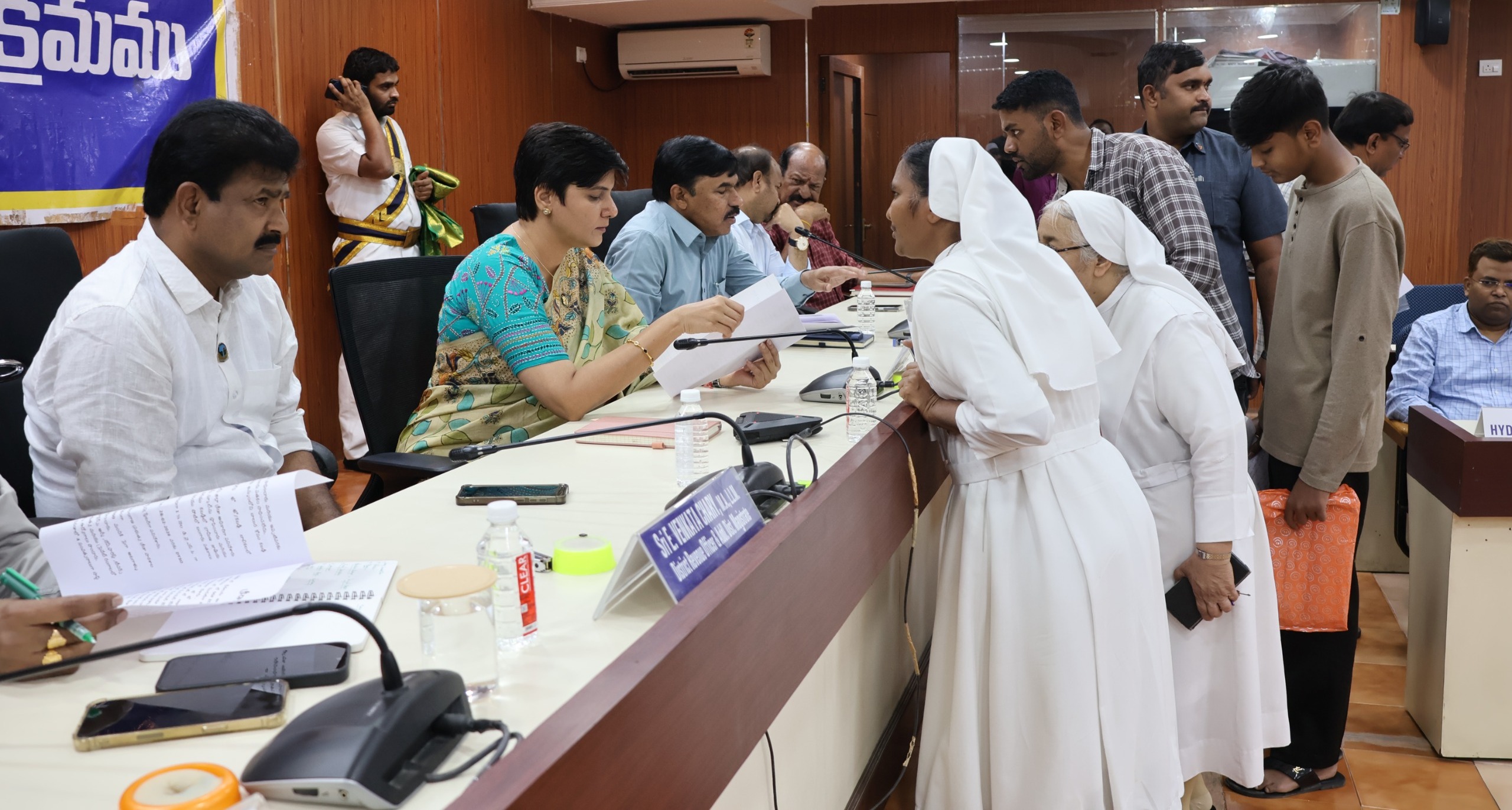 जिला कलेक्टर हरिचंदना दासरी ने प्रजावाणी में शिकायतें सुनीं