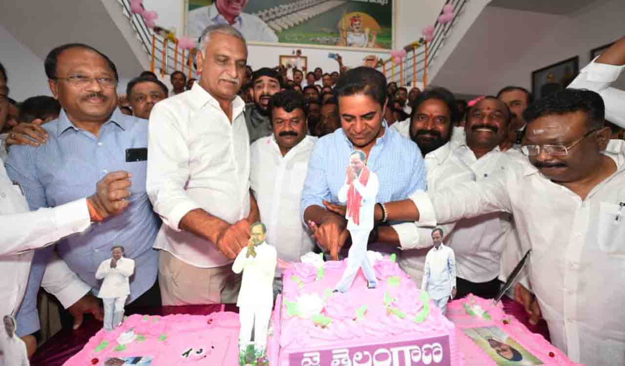 केसीआर के जन्मदिन पर केक काटते नेता