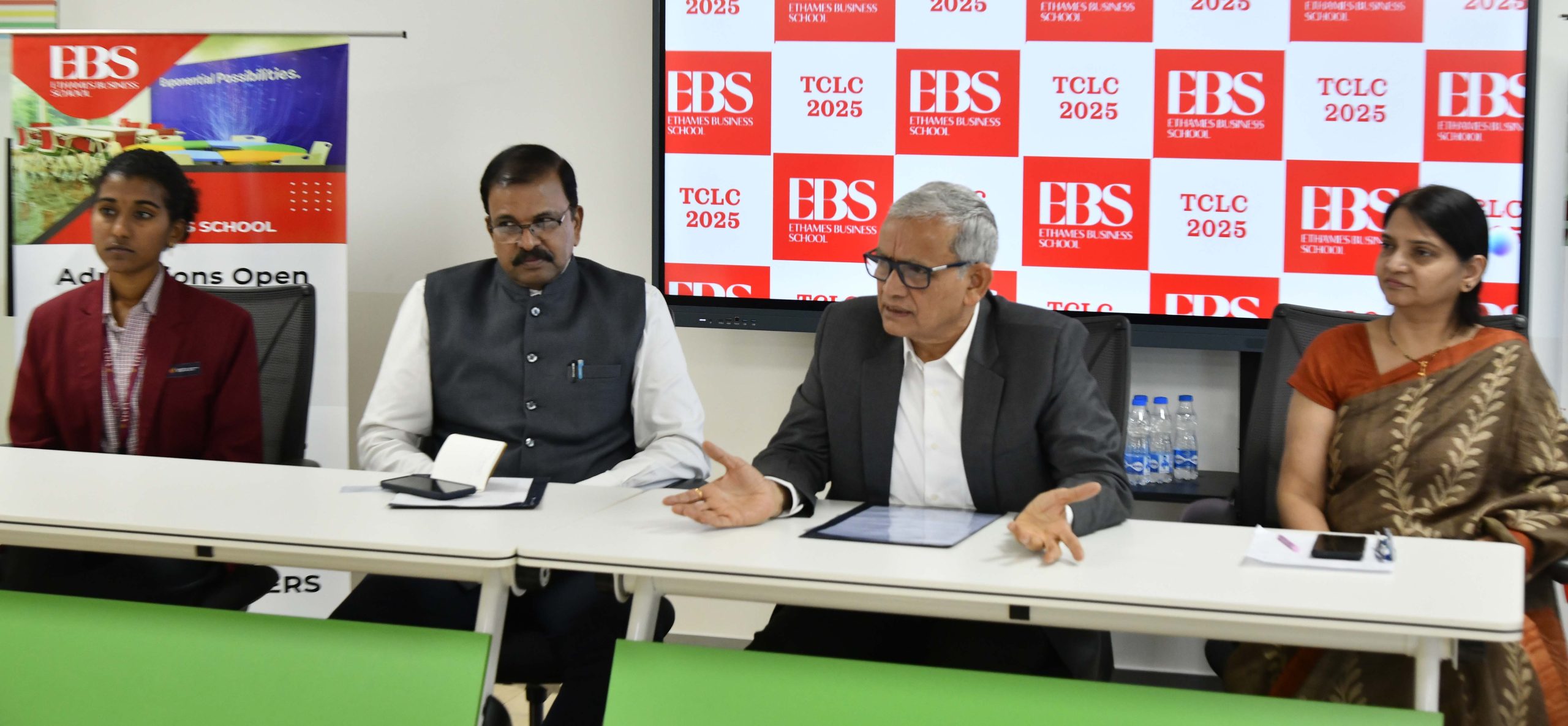 कार्यक्रम में युवाओं को संबोधित करते वीवी लक्ष्मीनारायण