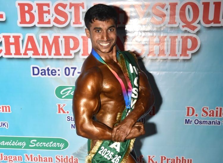 मो. सुभान मिस्टर उस्मानिया खिताब के साथ मंच पर