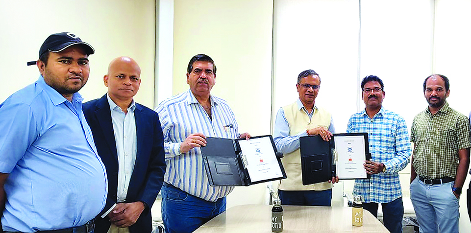 एनएमडीसी और IIT हैदराबाद अधिकारी MOU पर हस्ताक्षर करते हुए